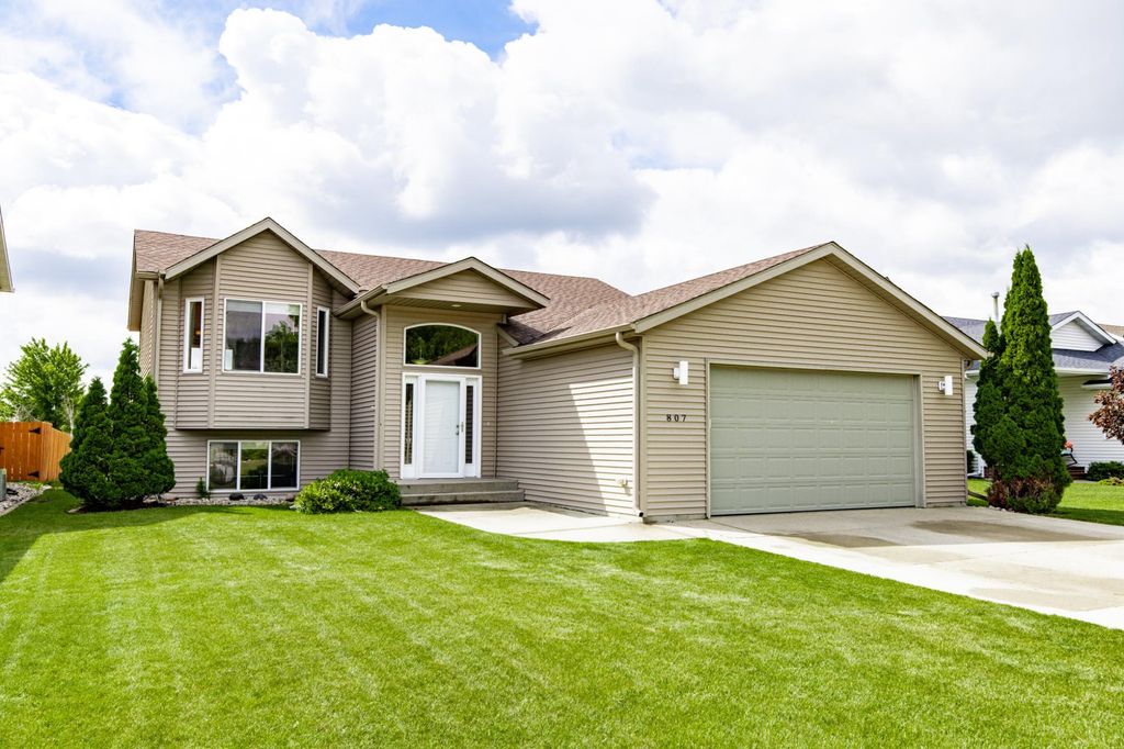 807 16th Avenue W, West Fargo, ND 58078