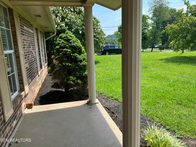 2806 Vicksburg Lane, Strawberry Plains, TN 37871