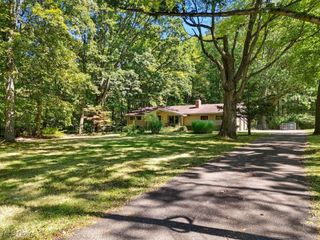 62 W Bel Meadow Lane, Chagrin Falls, OH 44022