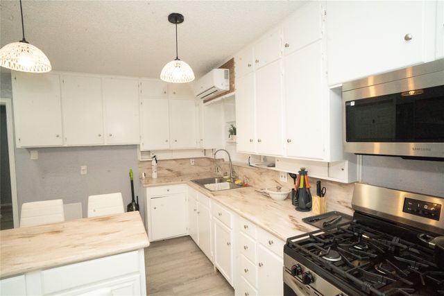 2136 Ridgeway Street, Arlington, TX 76010