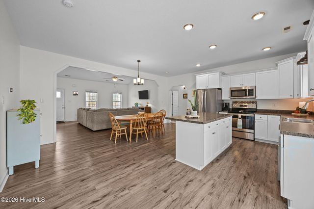 836 Queens Creek Road, Hubert, NC 28539