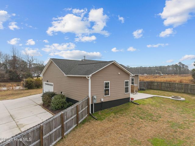 836 Queens Creek Road, Hubert, NC 28539