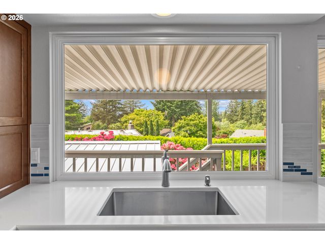 855 Sw SPRING Ln, Portland, OR 97225