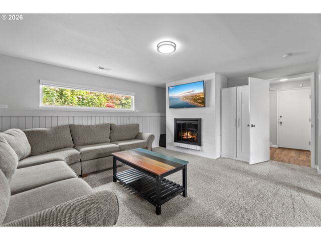 855 Sw SPRING Ln, Portland, OR 97225