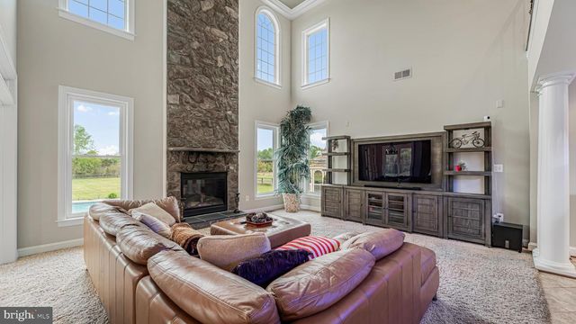 10941 MEADOW WALK LN, Bristow, VA 20136