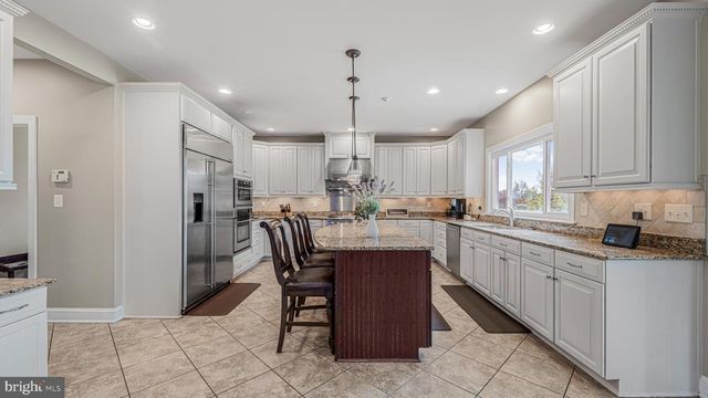 10941 MEADOW WALK LN, Bristow, VA 20136