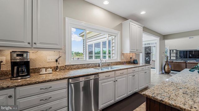 10941 MEADOW WALK LN, Bristow, VA 20136