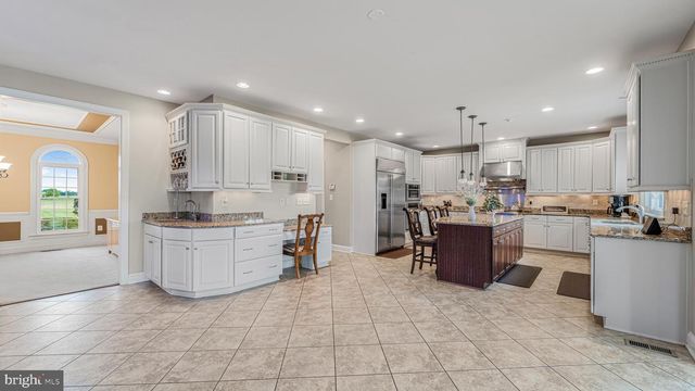10941 MEADOW WALK LN, Bristow, VA 20136