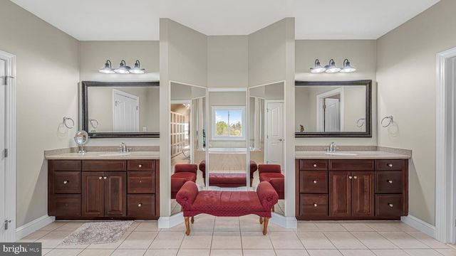 10941 MEADOW WALK LN, Bristow, VA 20136