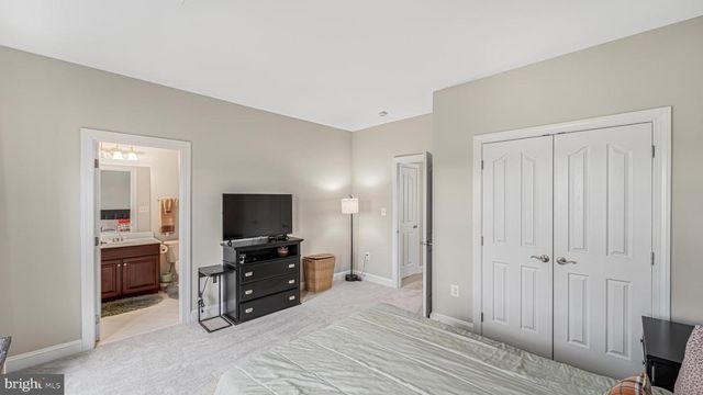 10941 MEADOW WALK LN, Bristow, VA 20136