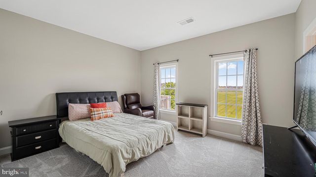 10941 MEADOW WALK LN, Bristow, VA 20136