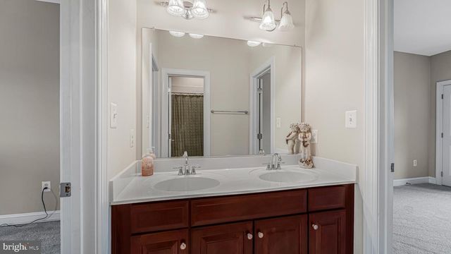10941 MEADOW WALK LN, Bristow, VA 20136