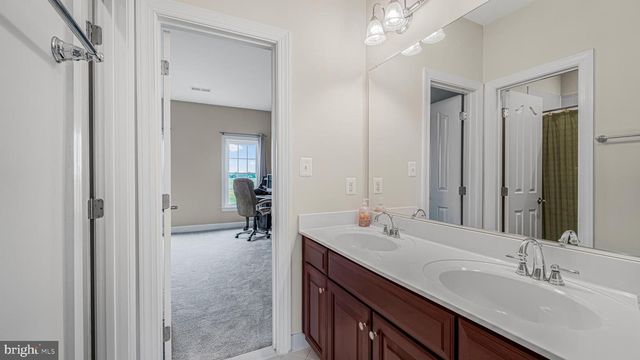 10941 MEADOW WALK LN, Bristow, VA 20136