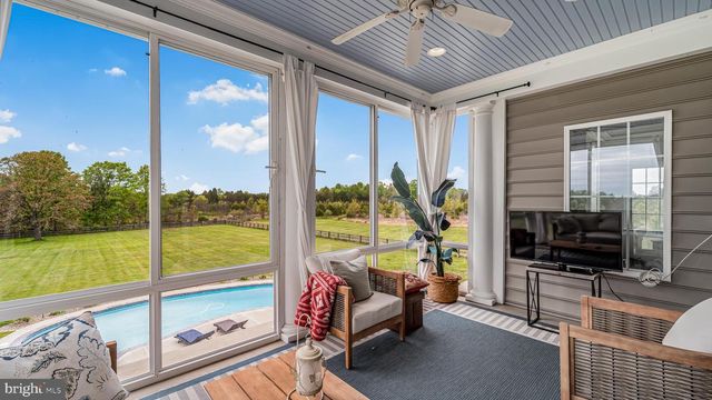 10941 MEADOW WALK LN, Bristow, VA 20136