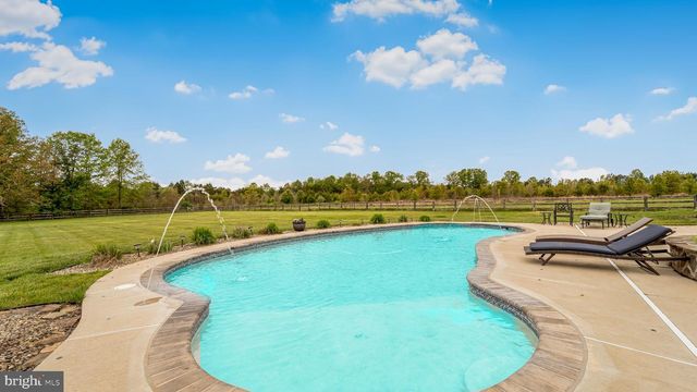 10941 MEADOW WALK LN, Bristow, VA 20136