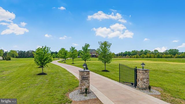 10941 MEADOW WALK LN, Bristow, VA 20136