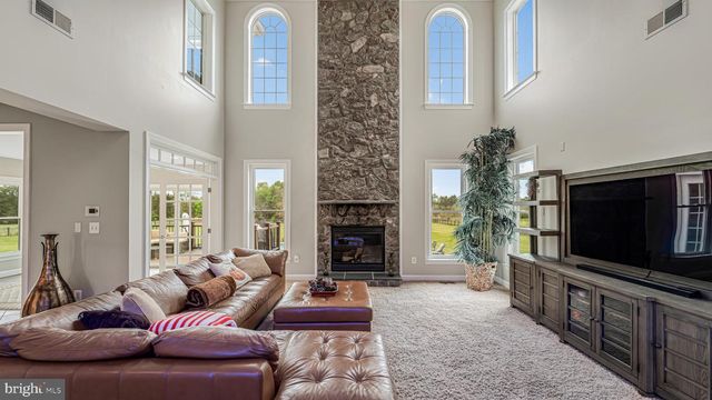 10941 MEADOW WALK LN, Bristow, VA 20136