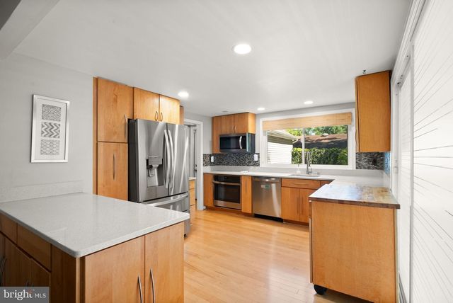 120 E MEADOWLAND LN E, Sterling, VA 20164
