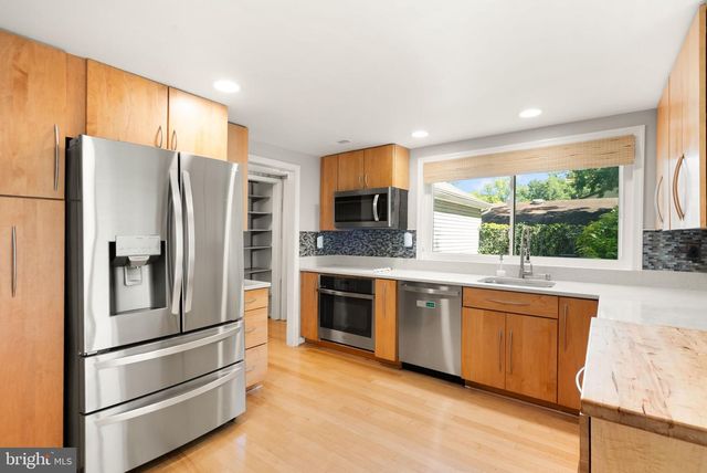 120 E MEADOWLAND LN E, Sterling, VA 20164