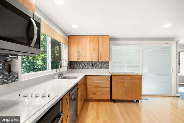120 E MEADOWLAND LN E, Sterling, VA 20164