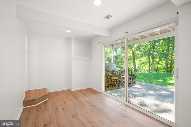 120 E MEADOWLAND LN E, Sterling, VA 20164