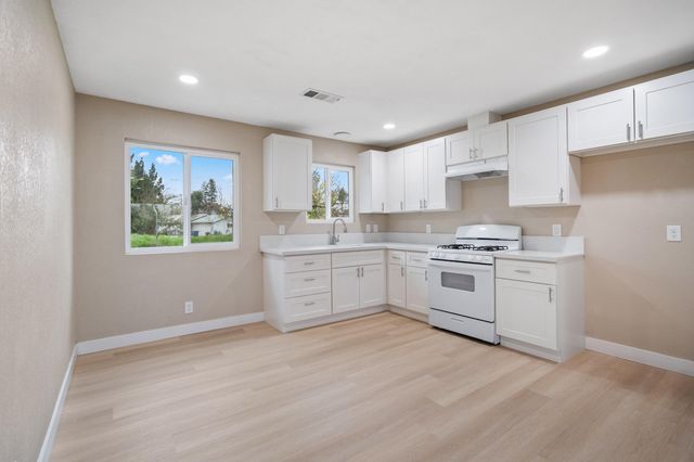 732 N Dwight Avenue, Farmersville, CA 93223