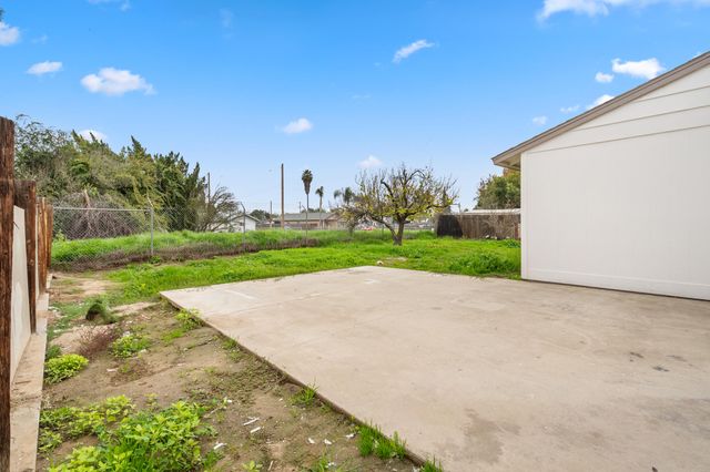 732 N Dwight Avenue, Farmersville, CA 93223