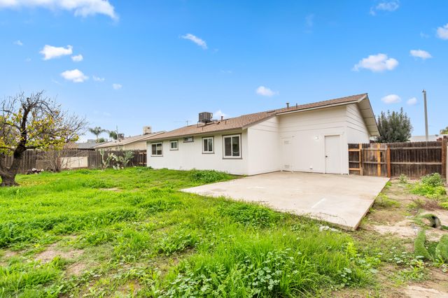 732 N Dwight Avenue, Farmersville, CA 93223
