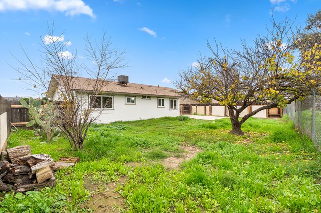 732 N Dwight Avenue, Farmersville, CA 93223