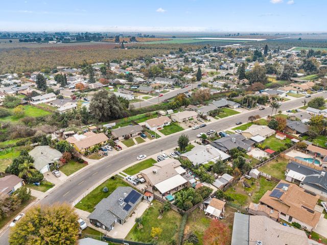 732 N Dwight Avenue, Farmersville, CA 93223