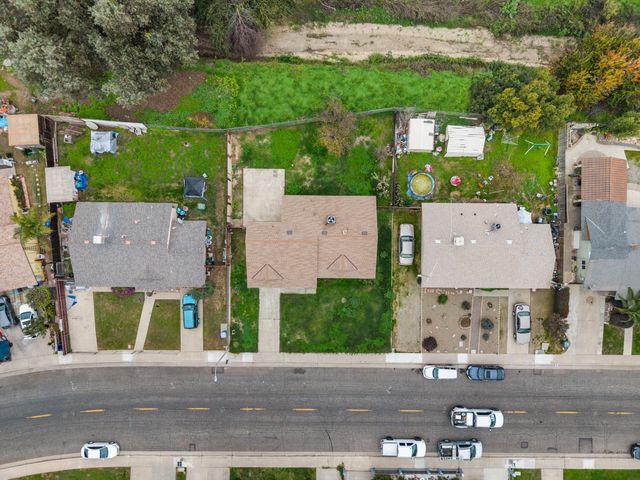 732 N Dwight Avenue, Farmersville, CA 93223