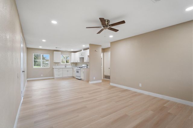 732 N Dwight Avenue, Farmersville, CA 93223