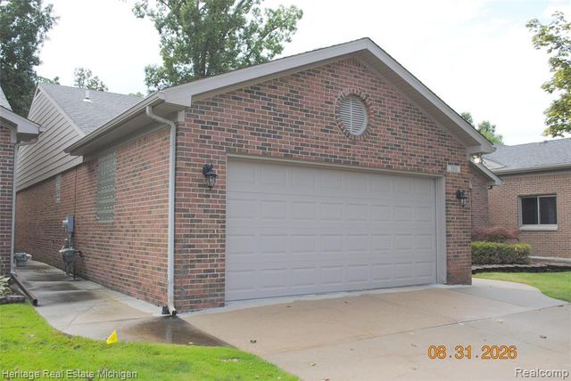380 Walnut Drive, South Lyon, MI 48178