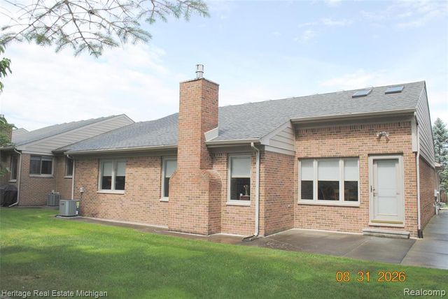 380 Walnut Drive, South Lyon, MI 48178