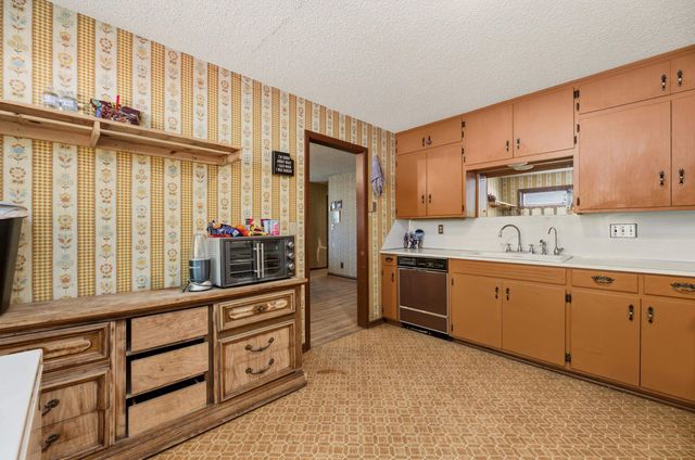 2705 S Martinson Ave, Wichita, KS 67217
