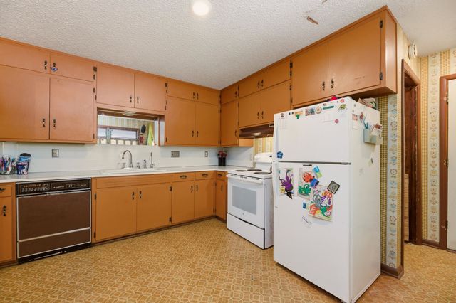 2705 S Martinson Ave, Wichita, KS 67217