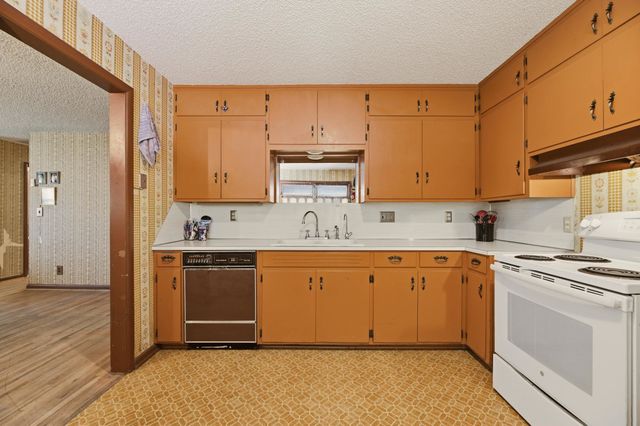 2705 S Martinson Ave, Wichita, KS 67217