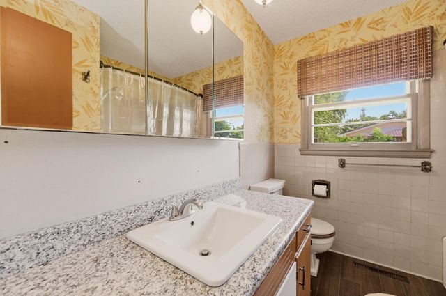 2705 S Martinson Ave, Wichita, KS 67217