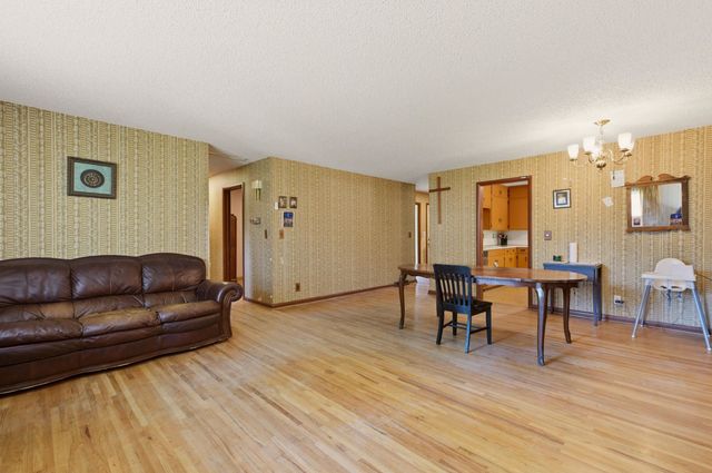 2705 S Martinson Ave, Wichita, KS 67217
