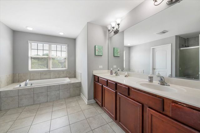 21042 Lakewoods Lane, Shorewood, IL 60404