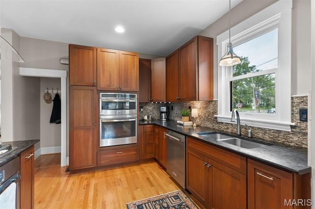 30 Gray Avenue, Webster Groves, MO 63119