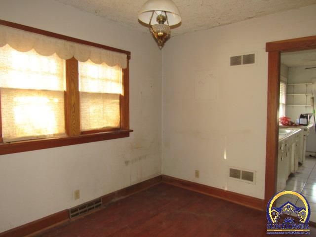 1035 SW Randolph AVE, Topeka, KS 66604