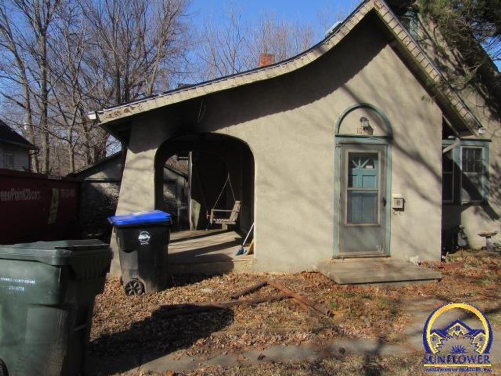 1035 SW Randolph AVE, Topeka, KS 66604