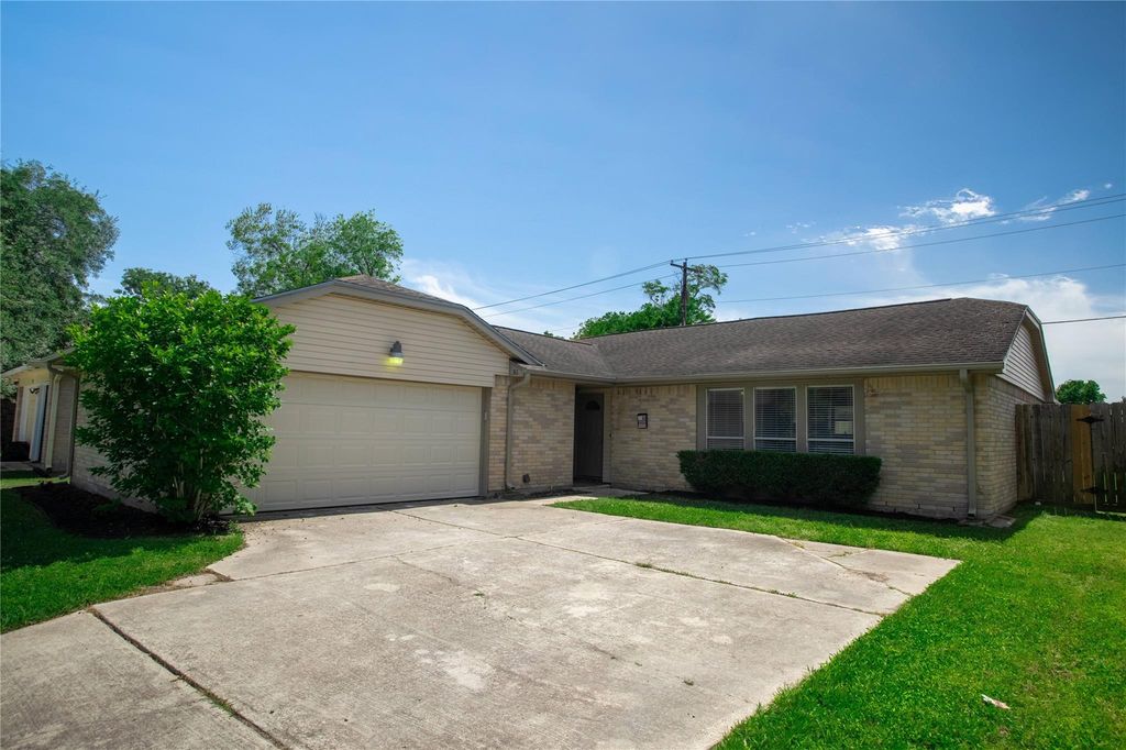 311 Forest Hills Drive, League City, TX 77573