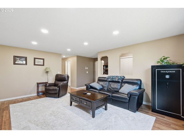 6450 B St, Springfield, OR 97478