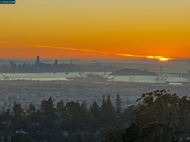 2633 Chelsea Dr, Oakland, CA 94611