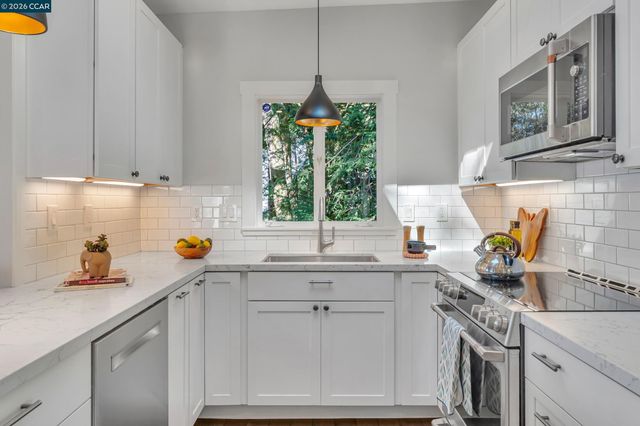 2633 Chelsea Dr, Oakland, CA 94611