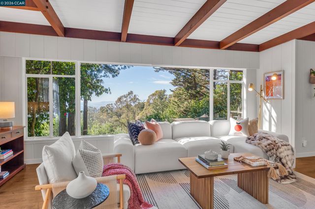 2633 Chelsea Dr, Oakland, CA 94611