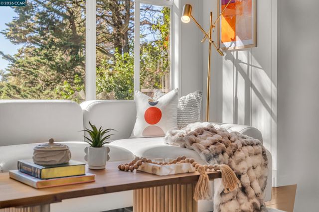 2633 Chelsea Dr, Oakland, CA 94611