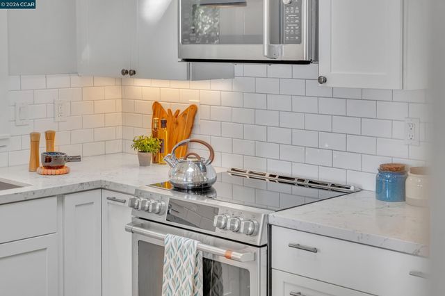 2633 Chelsea Dr, Oakland, CA 94611